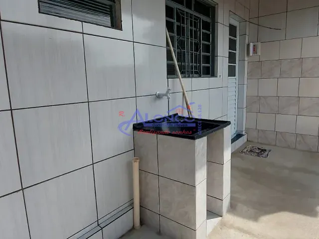 Casa 1 quarto e 1 banheiro, para alugar, no bairro Parque Santo Antônio em Jacareí