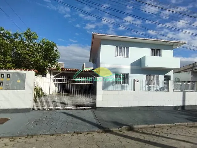 Casa com 405m² 7 quartos e 5 banheiros, à venda, no bairro Carianos em Florianópolis
