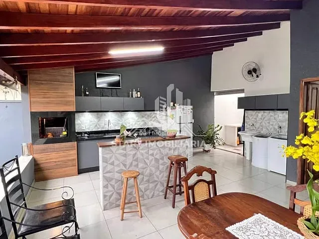 Casa com 340m² 3 quartos e 2 banheiros, à venda, no bairro Centro em Pederneiras
