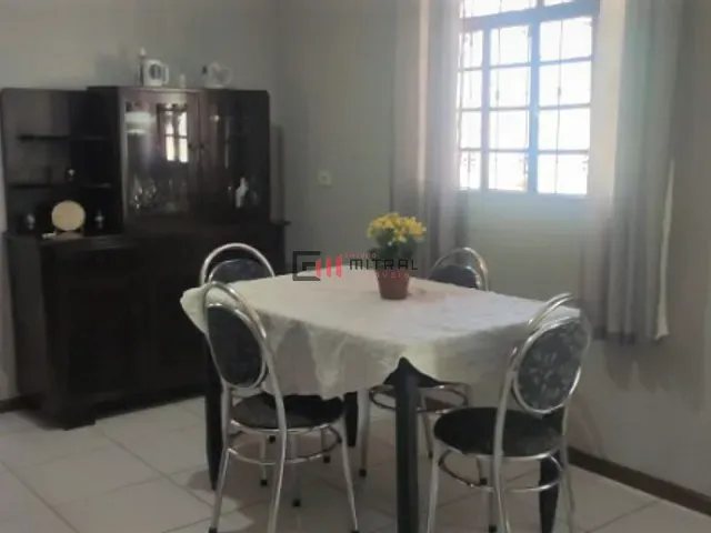 Casa com 390m² 3 quartos e 2 banheiros, à venda, no bairro Santos Dumont em Londrina