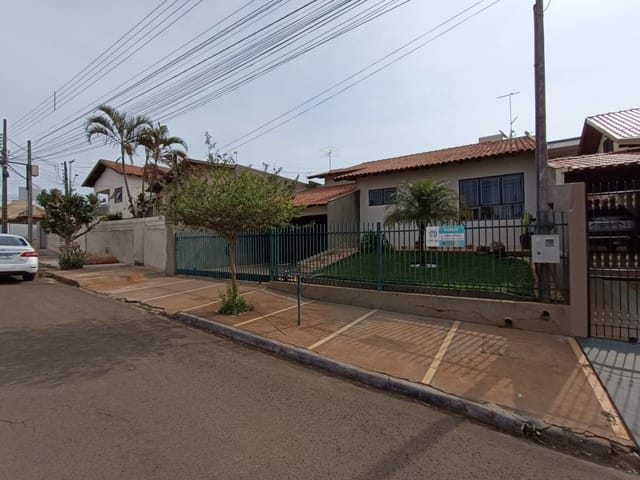 Casa com 300m² 3 quartos e 2 banheiros, à venda, no bairro Jardim Vila Rica em Cambé