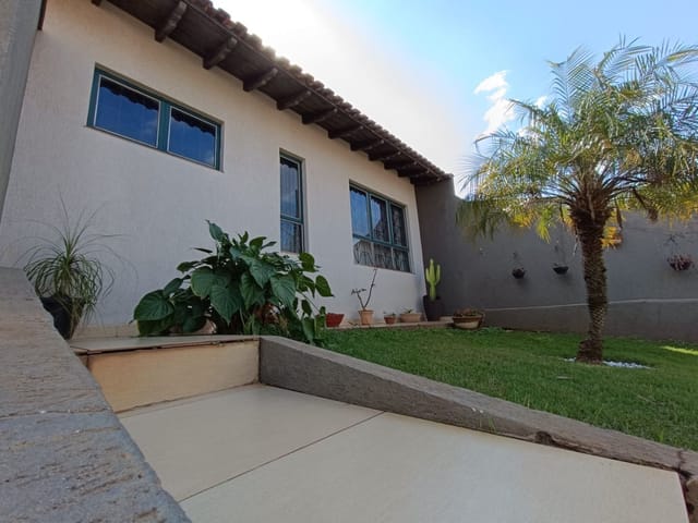 Casa com 300m² 3 quartos e 2 banheiros, à venda, no bairro Jardim Vila Rica em Cambé