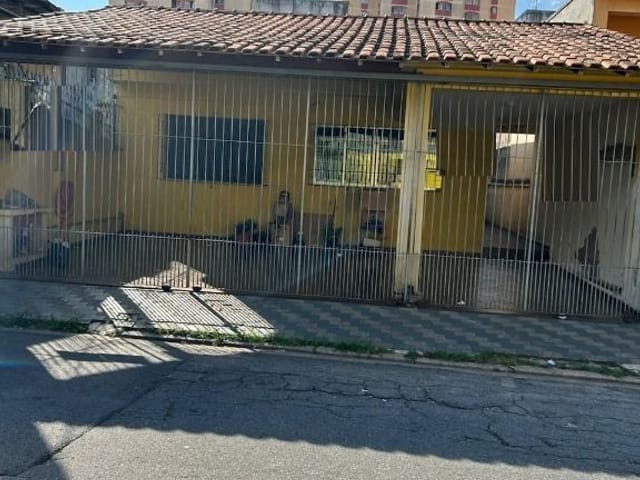Casa com 300m² 3 quartos e 2 banheiros, à venda, no bairro Jardim Ivone em São Paulo