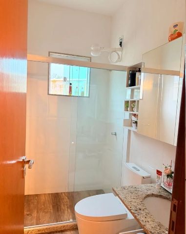 Casa 2 quartos e 2 banheiros, para alugar, no bairro Colinas em Rio das Ostras