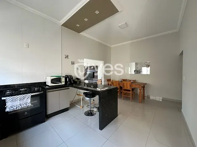 Casa com 368m² 3 quartos e 2 banheiros, à venda, no bairro Boungaville em Araxá