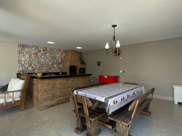 Casa com 1000m² 4 quartos e 3 banheiros, à venda, no bairro Residencial Vale das Nogueiras em Americana
