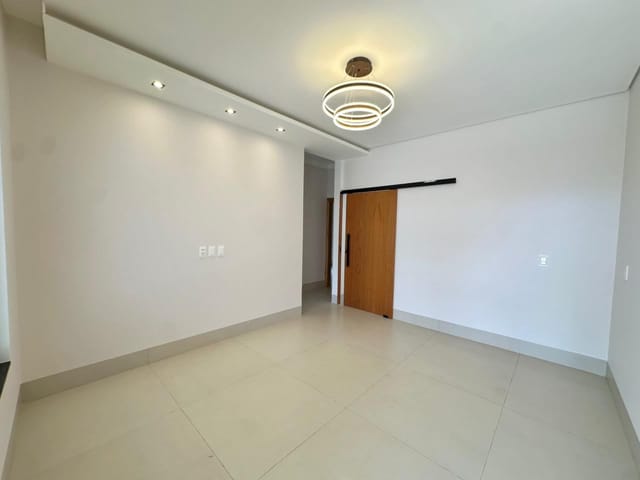 Casa com 250m² 3 quartos e 2 banheiros, à venda, no bairro Residencial Veneza em Nova Mutum