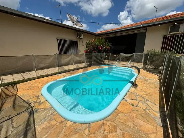 Casa com 1000m² 2 quartos e 3 banheiros, à venda, no bairro Villa de Holanda em Holambra