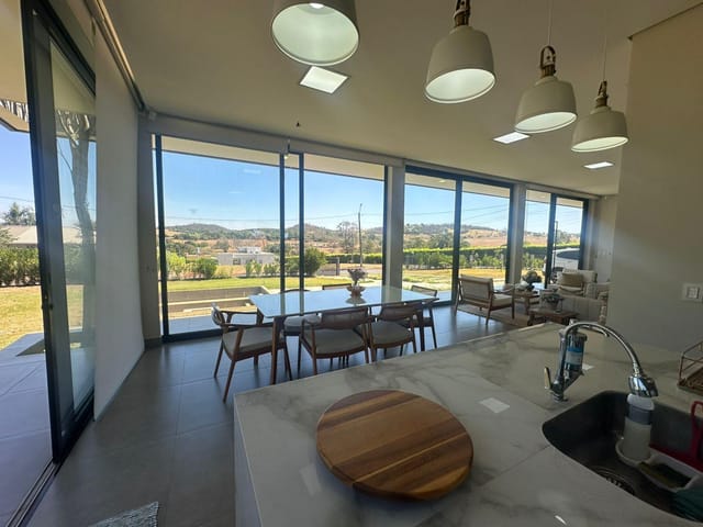 Casa com 1950m² 2 quartos e 3 banheiros, à venda, no bairro Carrilho em Nerópolis