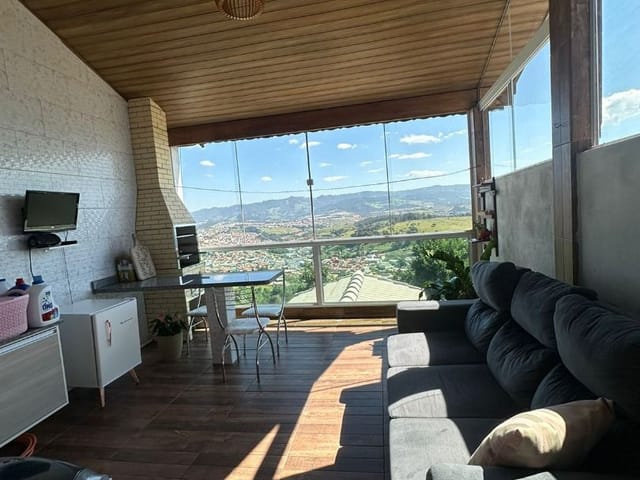 Casa com 500m² 4 quartos e 2 banheiros, à venda, no bairro Vila Rica em Extrema