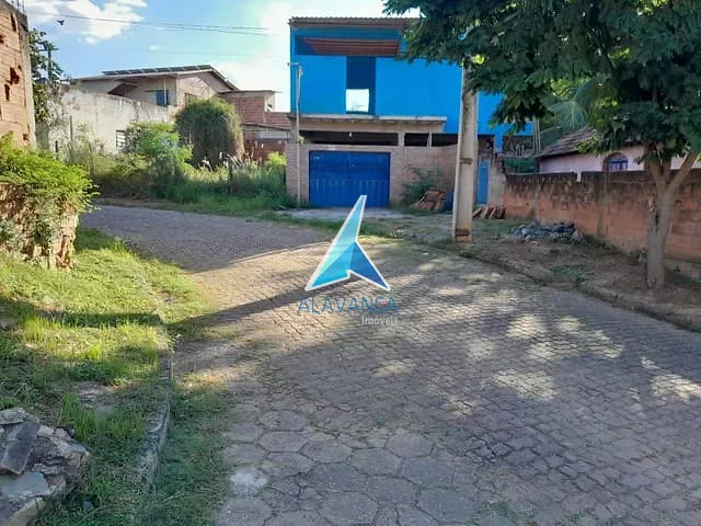 Casa com 477m² 3 quartos e 2 banheiros, à venda, no bairro Centro em Tumiritinga
