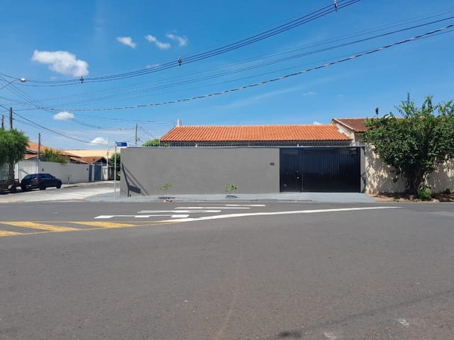 Casa 3 quartos e 2 banheiros, à venda, no bairro Jardim Santa Lúcia em São José do Rio Preto