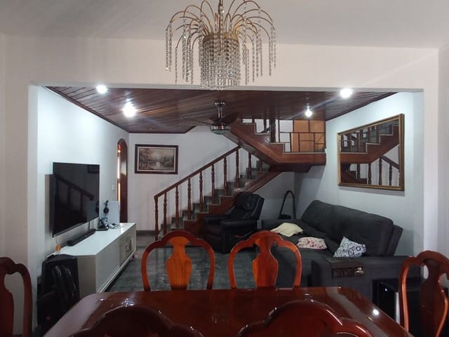Casa com 350m² 3 quartos e 3 banheiros, à venda, no bairro Vila Valqueire em Rio de Janeiro
