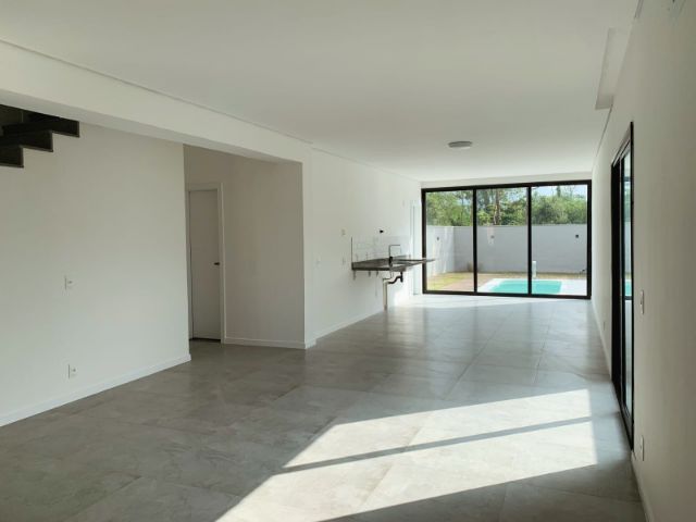 Casa com 300m² 3 quartos e 3 banheiros, à venda, no bairro Guaratiba em Rio de Janeiro