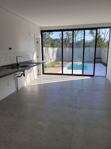 Casa com 300m² 3 quartos e 3 banheiros, à venda, no bairro Guaratiba em Rio de Janeiro