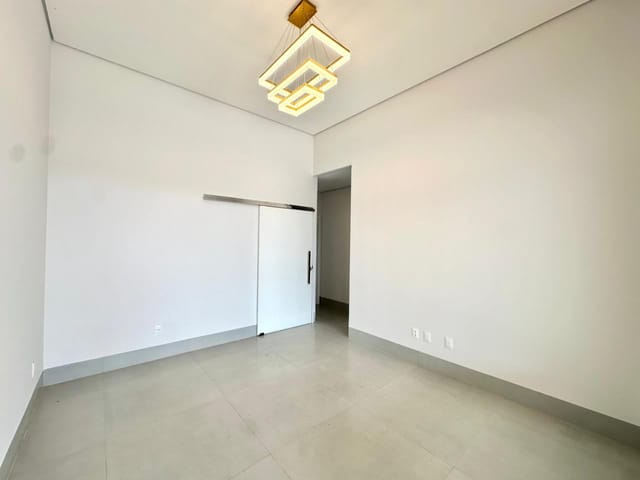 Casa com 250m² 3 quartos e 2 banheiros, à venda, no bairro Residencial Veneza em Nova Mutum