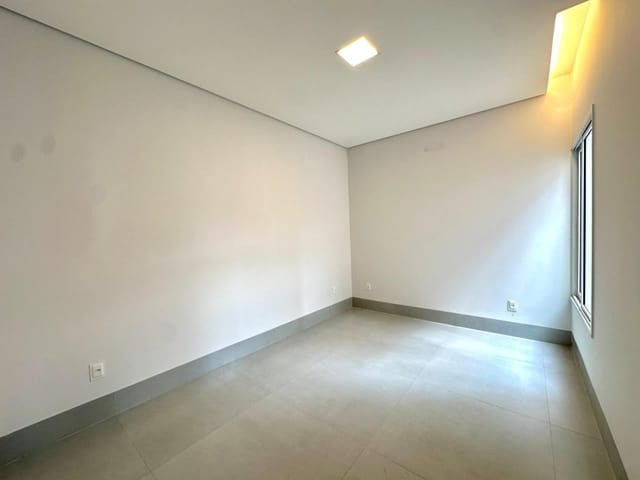 Casa com 250m² 3 quartos e 2 banheiros, à venda, no bairro Residencial Veneza em Nova Mutum