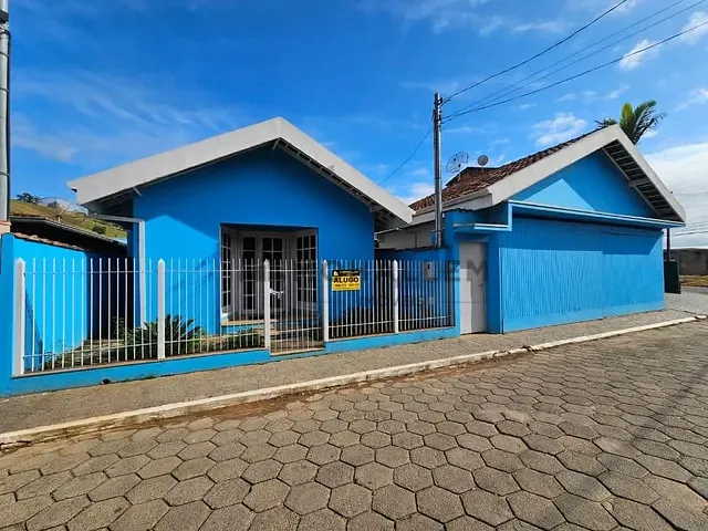 Casa com 297m², para alugar, no bairro Centro em Piranguinho