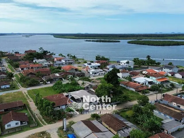 Casa com 405m² 4 quartos e 4 banheiros, à venda, no bairro Costeira em Balneário Barra do Sul