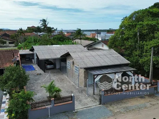 Casa com 405m² 4 quartos e 4 banheiros, à venda, no bairro Costeira em Balneário Barra do Sul