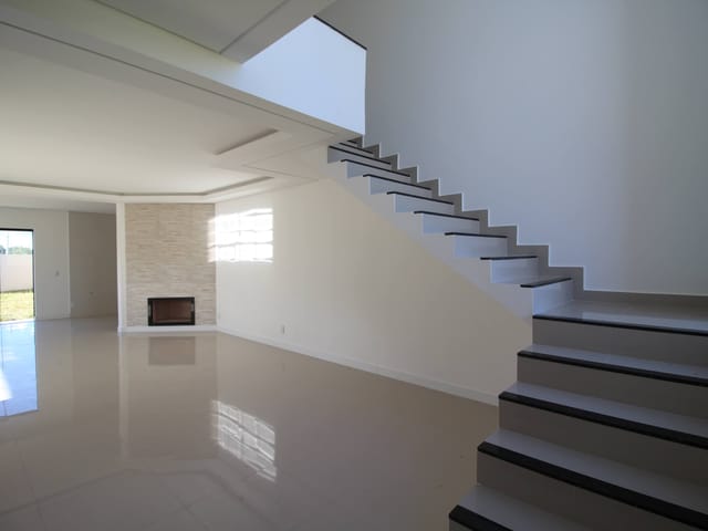 Casa com 300m² 4 quartos e 4 banheiros, à venda, no bairro Uvaranas em Ponta Grossa