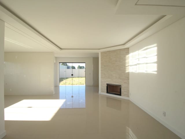 Casa com 300m² 4 quartos e 4 banheiros, à venda, no bairro Uvaranas em Ponta Grossa