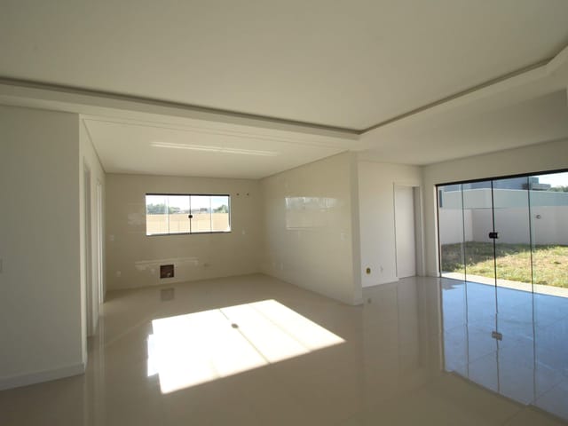 Casa com 300m² 4 quartos e 4 banheiros, à venda, no bairro Uvaranas em Ponta Grossa