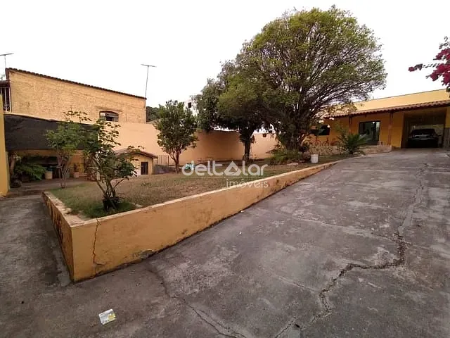 Casa com 525m² 3 quartos e 2 banheiros, à venda, no bairro Mantiqueira em Belo Horizonte