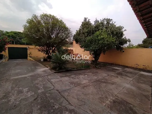 Casa com 525m² 3 quartos e 2 banheiros, à venda, no bairro Mantiqueira em Belo Horizonte