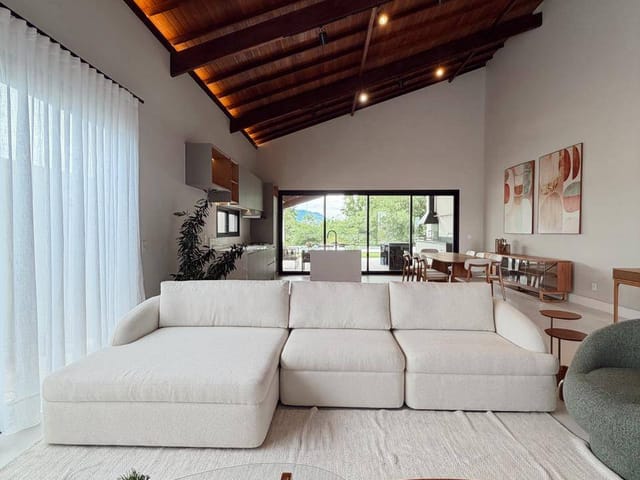 Casa com 530m² 4 quartos e 5 banheiros, à venda, no bairro Manguinhos em Serra