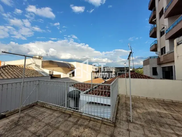 Casa com 283m² 4 quartos e 3 banheiros, para alugar, no bairro Centro em Andradas