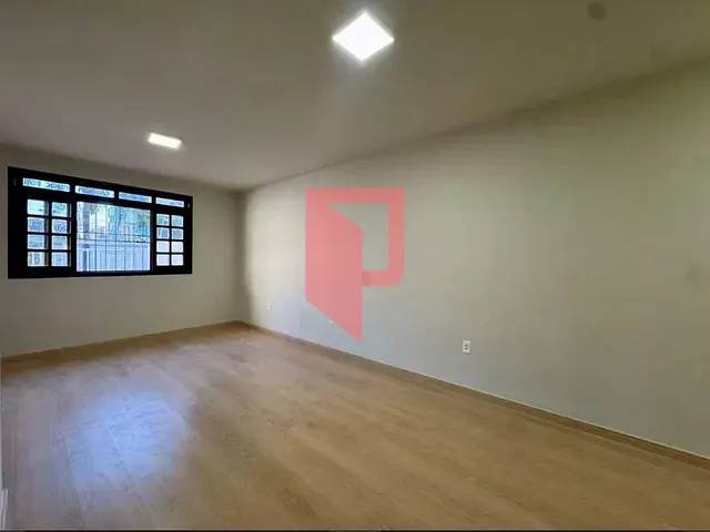 Casa 4 quartos e 2 banheiros, à venda, no bairro Castelo em Belo Horizonte