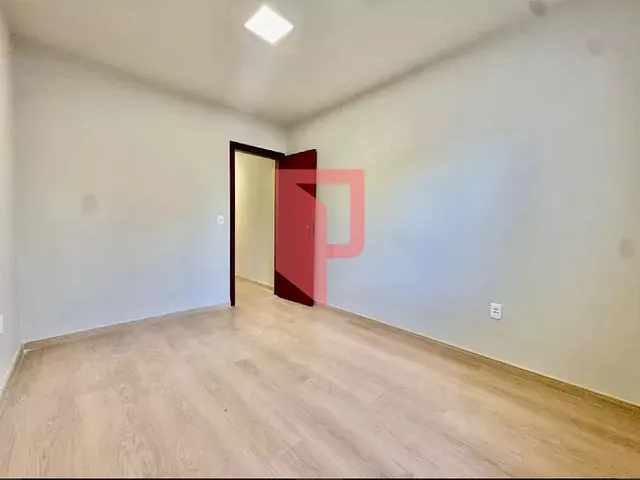 Casa 4 quartos e 2 banheiros, à venda, no bairro Castelo em Belo Horizonte