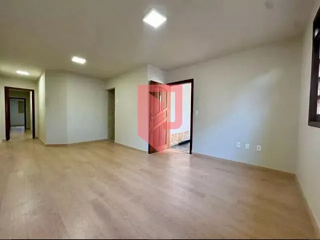 Casa 4 quartos e 2 banheiros, à venda, no bairro Castelo em Belo Horizonte