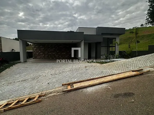 Casa com 600m² 3 quartos e 4 banheiros, à venda, no bairro Condomínio Terras de Santa Cruz em Bragança Paulista