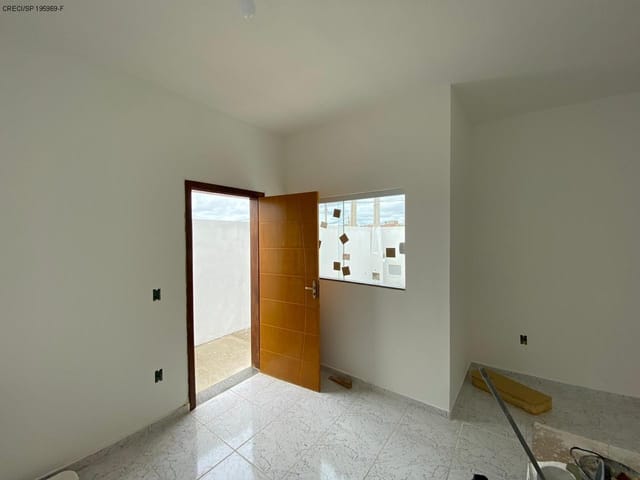 Foto do Casa - VENDO - CASA NOVA - MIRANTE DO SOL - SALTO DE PIRAPORA/SP.
Área Construída: 79 m² / Área Terreno: 175 m²
** ACEITA FINANCIAMENTO BANCÁRIO **
CASA
- 2 Dormitórios, sendo 1 suíte.
- Sala com 2 ambientes (Jantar e Estar/TV).
- Banheiro Social.
- Quintal com Lavanderia.
- 2 Vagas de Garagem.
LOCALIZAÇÃO
- O Bairro Jardim Ilha das Flores está localizado na região central de Salto de Pirapora, a 2 minutos do centro da cidade. Com uma única entra/saída, o bairro tem tranquilidade e segurança.
- À 20 minutos do Shopping Iguatemi Esplanada.
- À 25 minutos do Centro da Cidade de Sorocaba.
- À 1 hora de São Paulo/SP.
Não fique na dúvida.
Faça contato e venha conhecer o imóvel.
Compre com Segurança e Atendimento Exclusivo.
GHC - Gabriel Cavagnini
Corretor de Imóveis - CRECI/SP 195969F
www.ghcimoveis.com.br | GHC IMÓVEIS