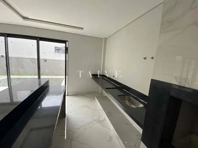 Casa com 302m² 4 quartos e 5 banheiros, à venda, no bairro Esperança em Londrina
