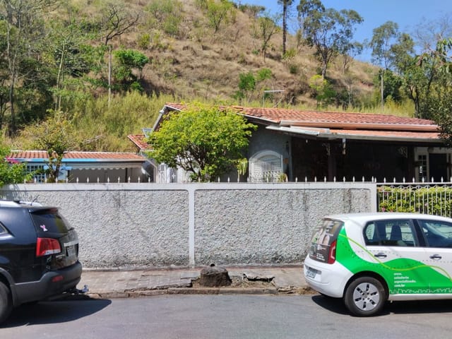 Casa com 300m² 3 quartos e 2 banheiros, à venda, no bairro Centro em Águas da Prata