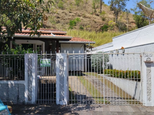Casa com 300m² 3 quartos e 2 banheiros, à venda, no bairro Centro em Águas da Prata