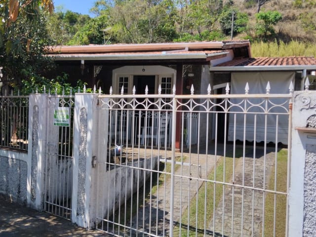 Casa com 300m² 3 quartos e 2 banheiros, à venda, no bairro Centro em Águas da Prata