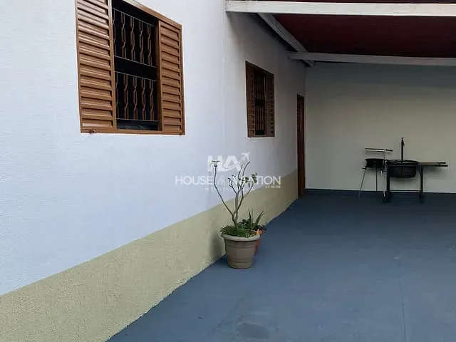 Casa com 443m² 3 quartos e 2 banheiros, à venda, no bairro Setor Garavelo em Aparecida De Goiânia