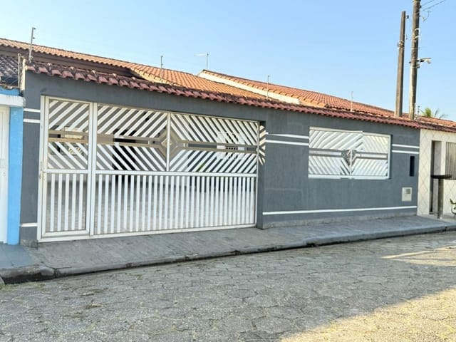 Casa com 275m² 3 quartos e 2 banheiros, à venda, no bairro Estância Balneária Belmira Novaes em Peruíbe