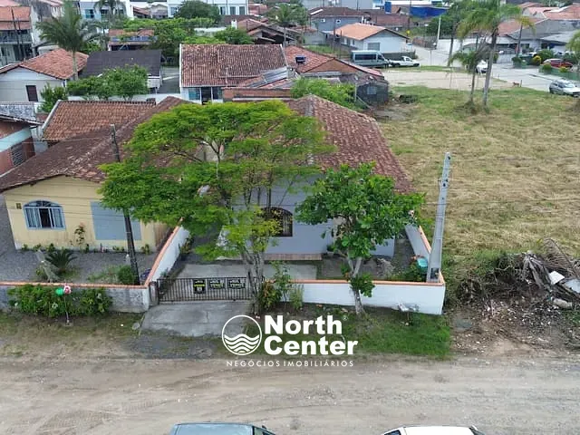 Casa com 215m² 5 quartos e 2 banheiros, à venda, no bairro Costeira em Balneário Barra do Sul