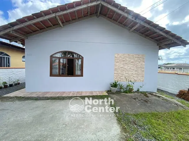 Casa com 215m² 5 quartos e 2 banheiros, à venda, no bairro Costeira em Balneário Barra do Sul