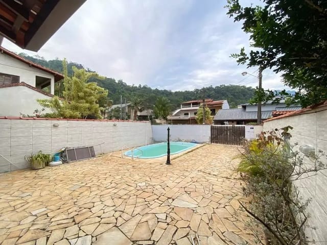 Casa 5 quartos e 4 banheiros, à venda, no bairro Garatucaia em Angra dos Reis