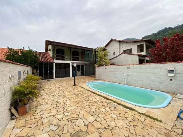 Casa 5 quartos e 4 banheiros, à venda, no bairro Garatucaia em Angra dos Reis