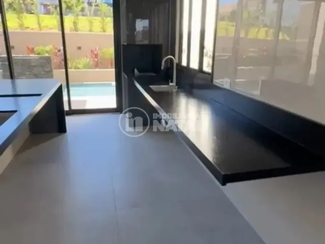 Casa com 252m² 3 quartos e 4 banheiros, para alugar, no bairro Conjunto Habitacional Alexandre Urbanas em Londrina