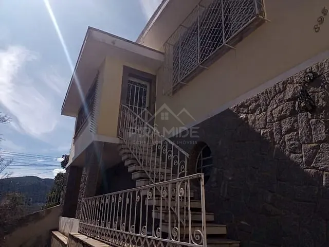 Casa com 406m² 3 quartos e 2 banheiros, à venda, no bairro Centro em Poços de Caldas