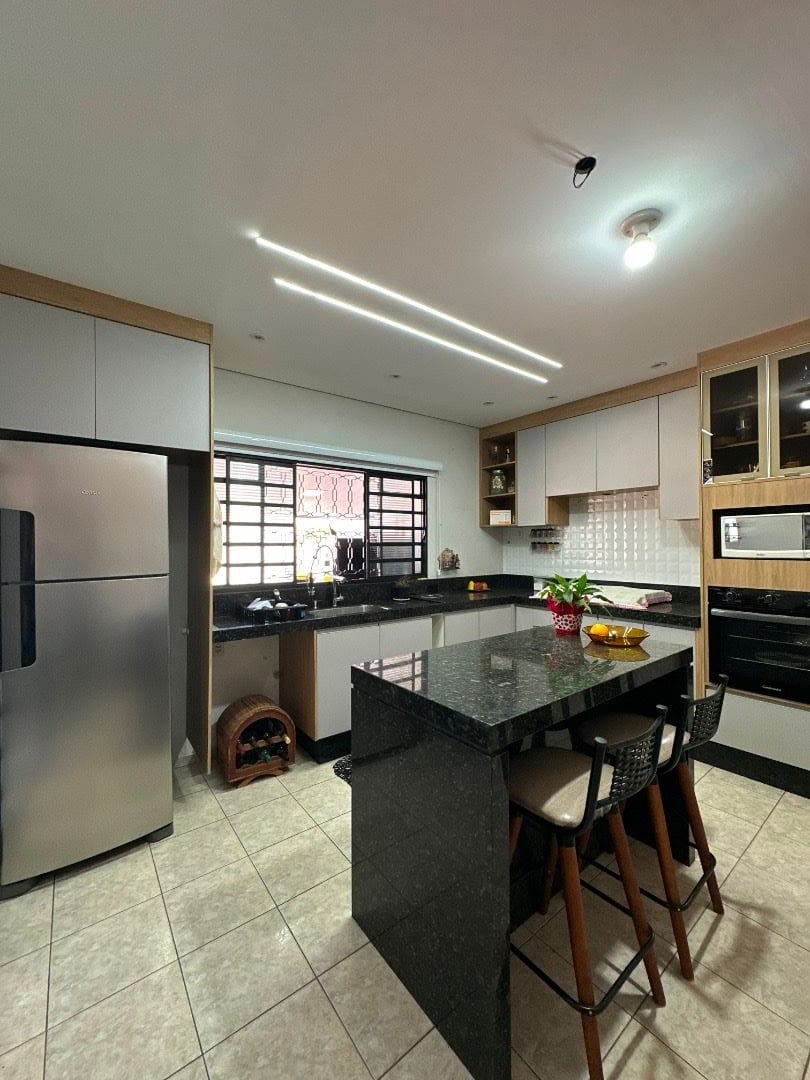 Casa, 3 quartos, 222 m² - Foto 1