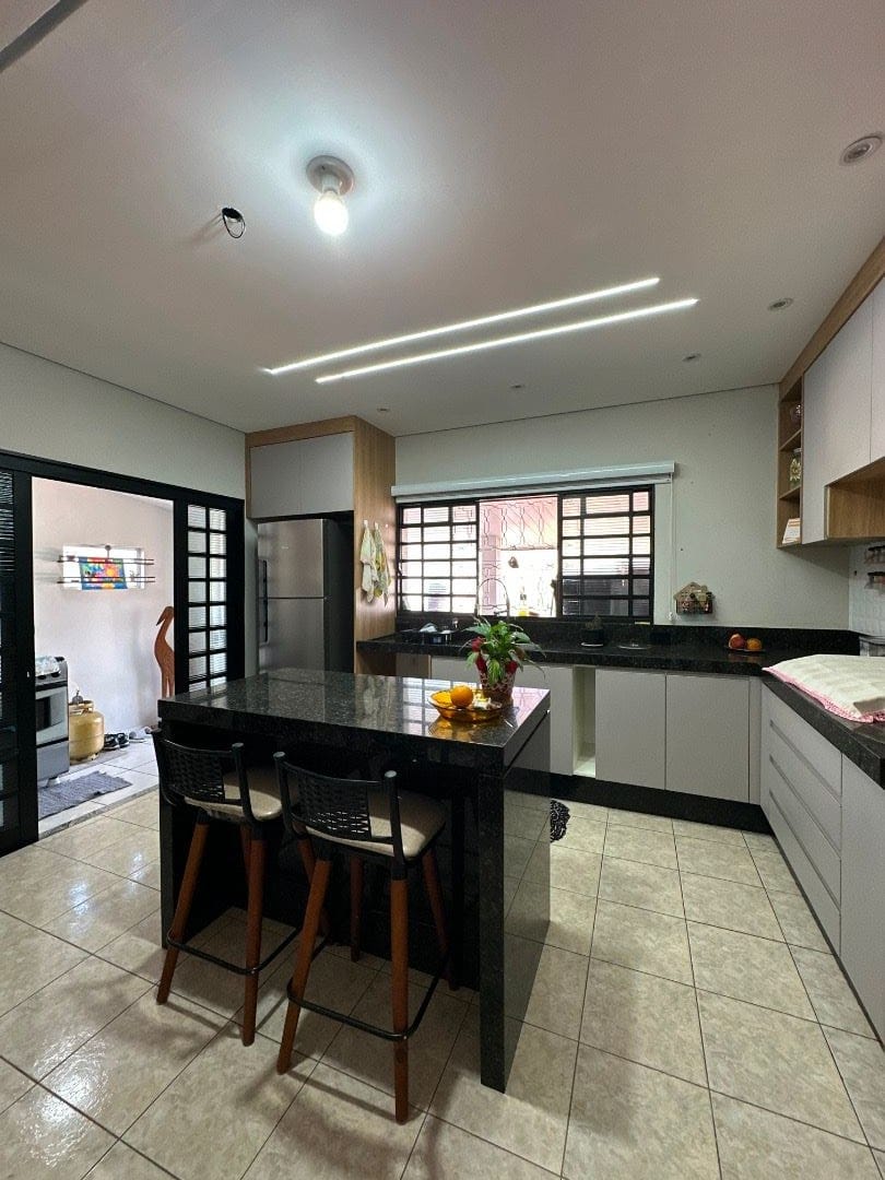 Casa, 3 quartos, 222 m² - Foto 2